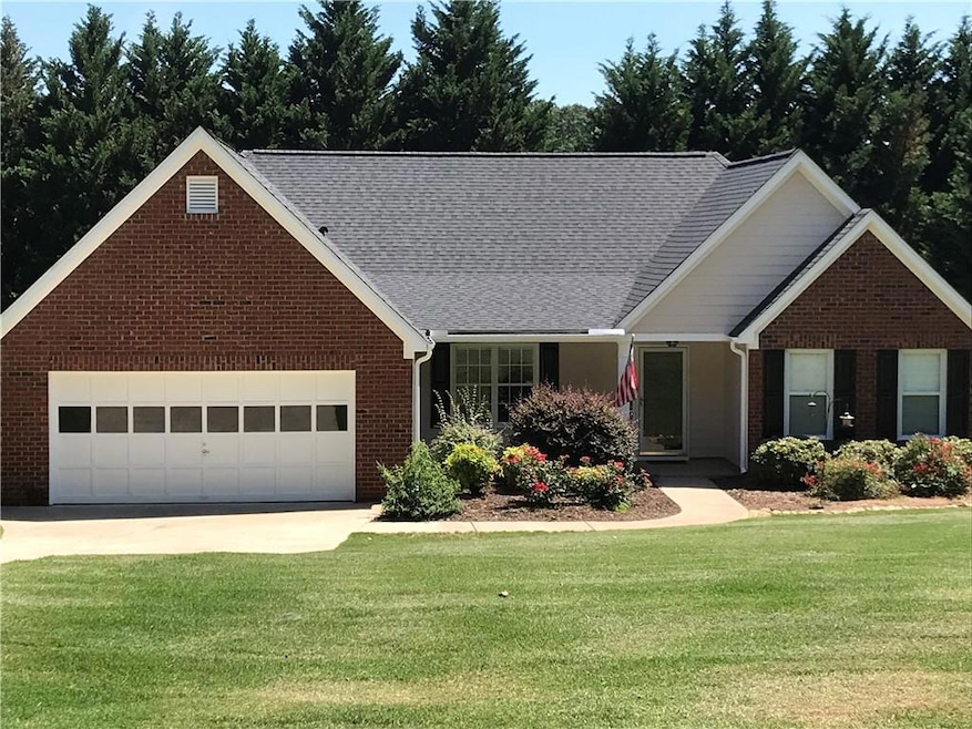 View of front of house featuring a front yard and 