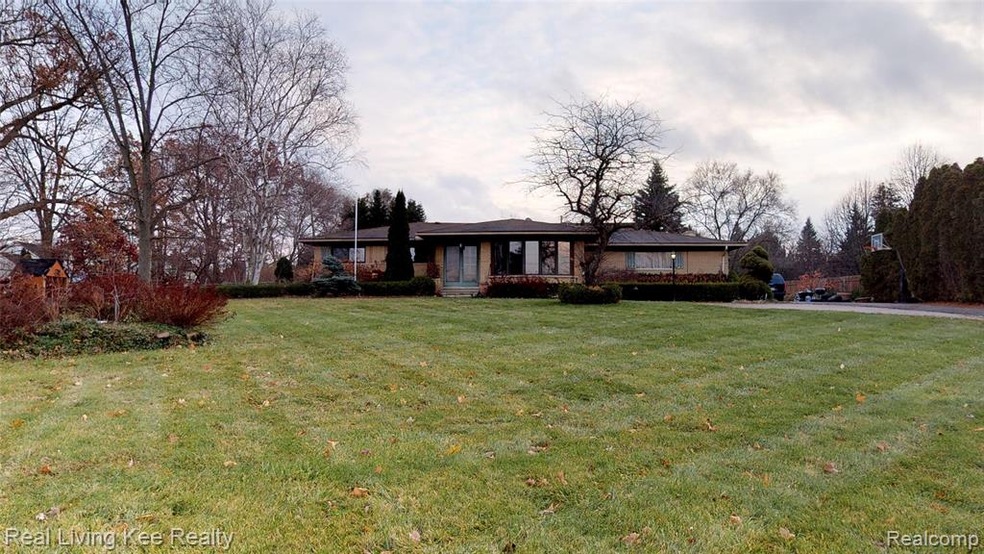 1325-W-West-Maple-Rd-12042019_151231.jpg