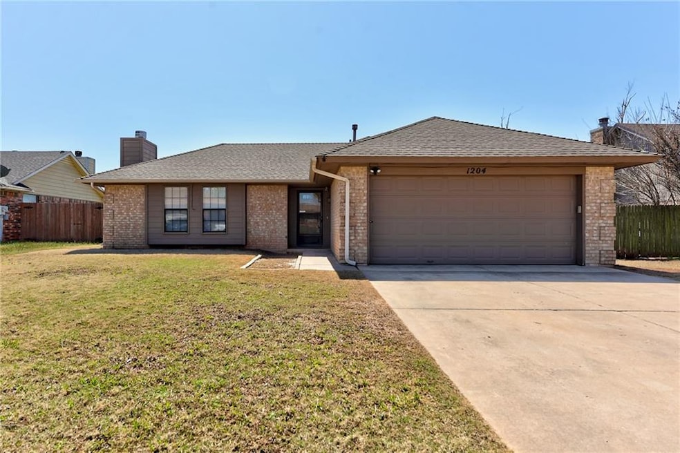 1204 NE 24th St, Moore, OK 73160 - photo 1