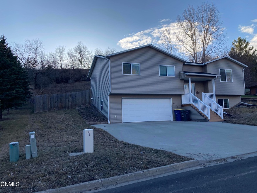 1513 5th Ave NW, Jamestown, ND 58401 - photo 1