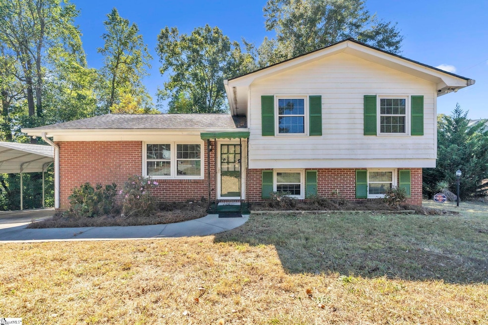 2 Queens St, Fountain Inn, SC 29644 - photo 1