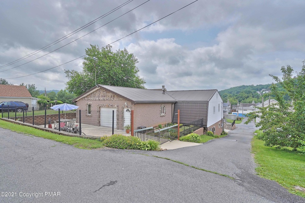 114 Chestnut St, Slatington, PA 18080 - photo 1