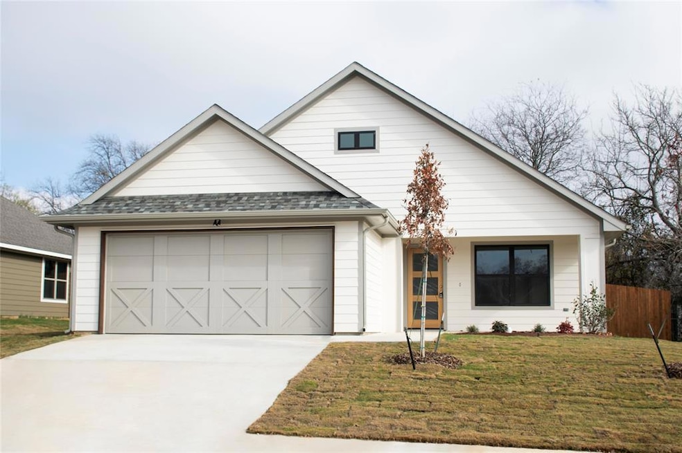 215 Clover Cir, Weatherford, TX 76086 - photo 1