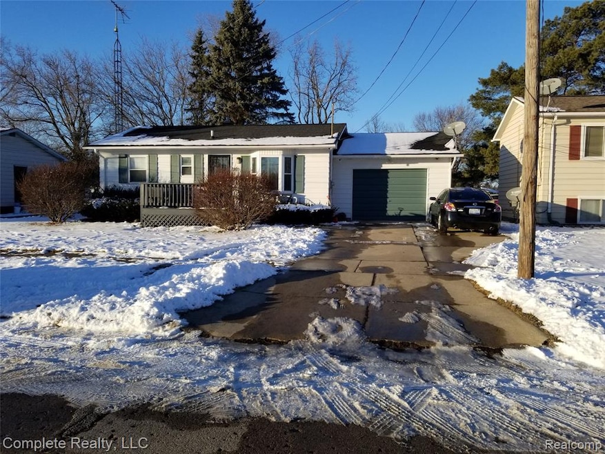 3825 Dolphaine Ln, Flint, MI 48506 - photo 1