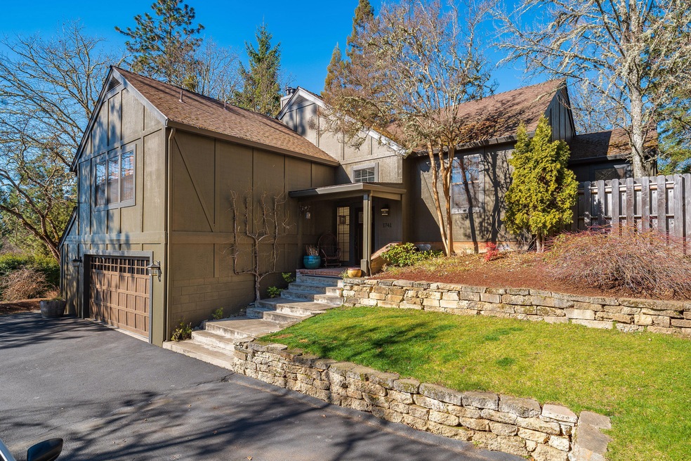 1741 NE Sunset Ln, Grants Pass, OR 97526 - photo 1