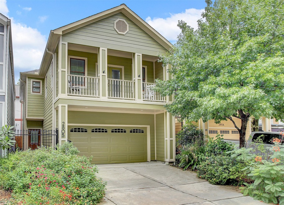 Located in the desirable Greater Heights area, thi