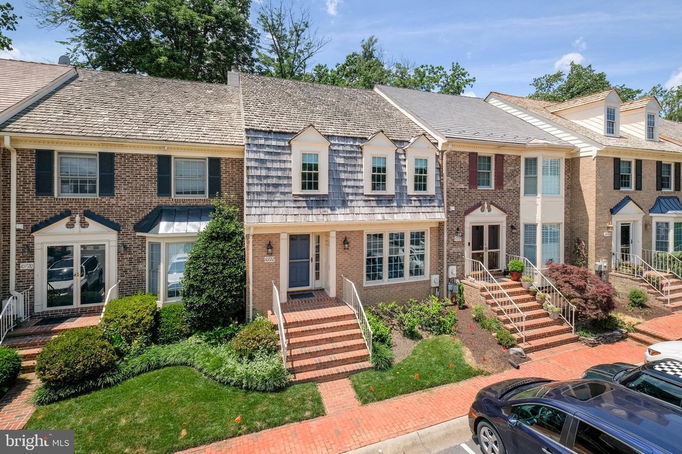 10722 Brewer House Rd, Rockville, MD 20852 - photo 1