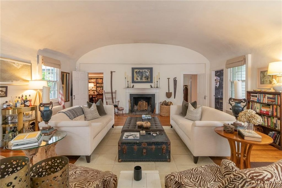 THE VERY DRAMATIC LIVING ROOM, SHOWING THE HIGH BA