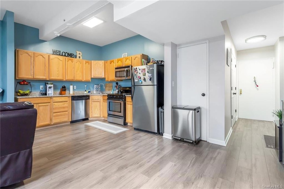 98 Dehaven Dr unit A, Yonkers, NY 10703 - photo 1