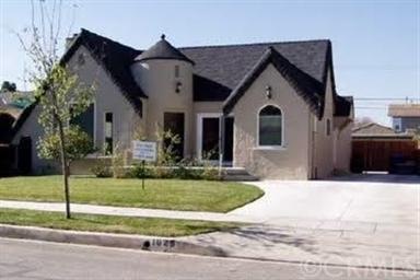 Front view of home with driveway leading to backya