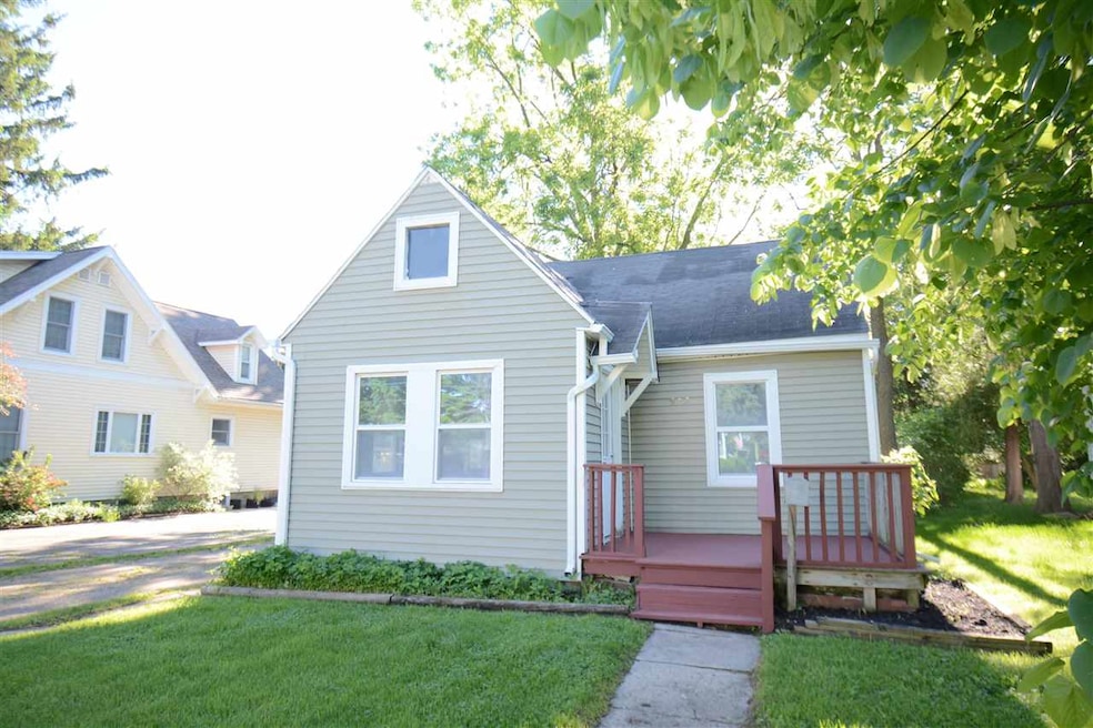 902 N Chipman St, Owosso, MI 48867 - photo 1