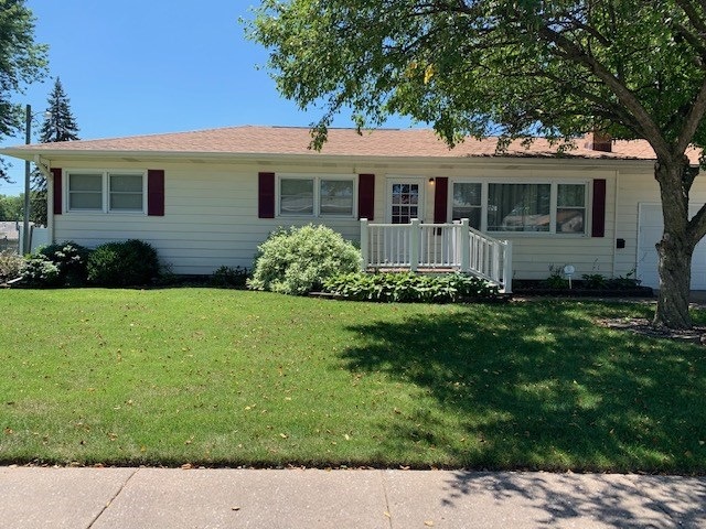 1933 W 38th St, Davenport, IA 52806 - photo 1