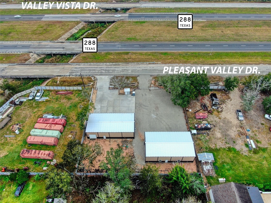 13051 Pleasant Valley Dr, Rosharon, TX 77583 - photo 1