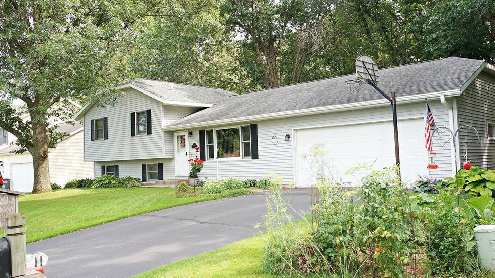 808 Amy Dr, Holmen, WI 54636 - photo 1