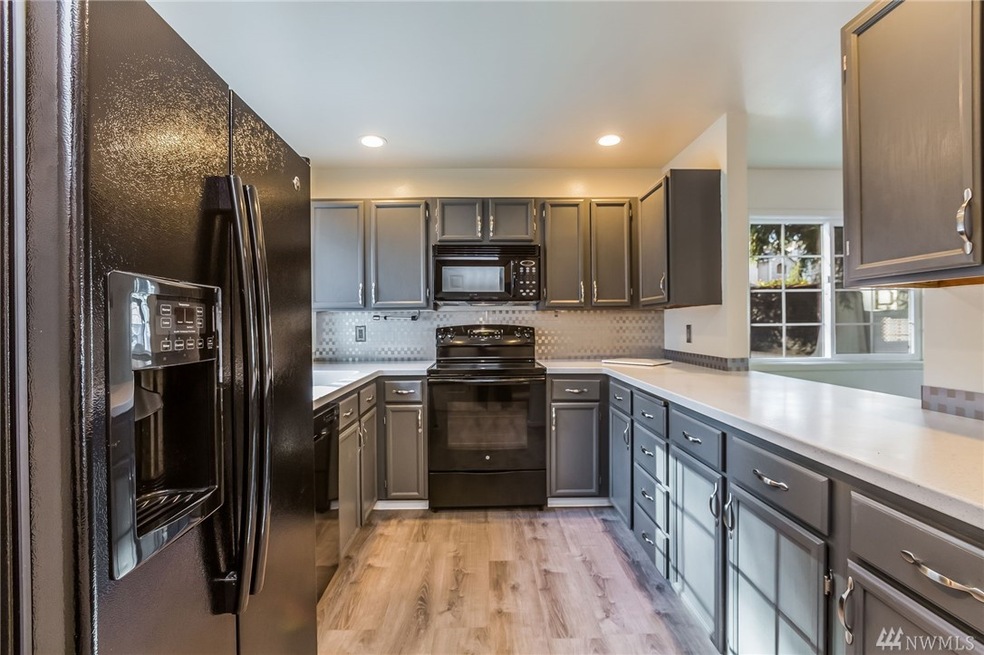 11624 Admiralty Way unit A, Everett, WA 98204 - photo 1