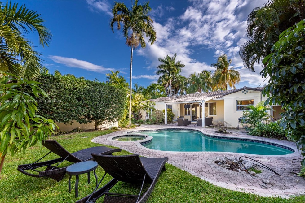 Enjoy the pool, relax in the hot tub in the privat