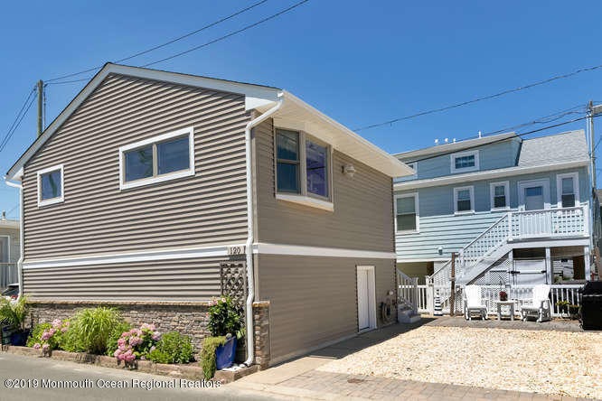 120 W Bayberry Way
