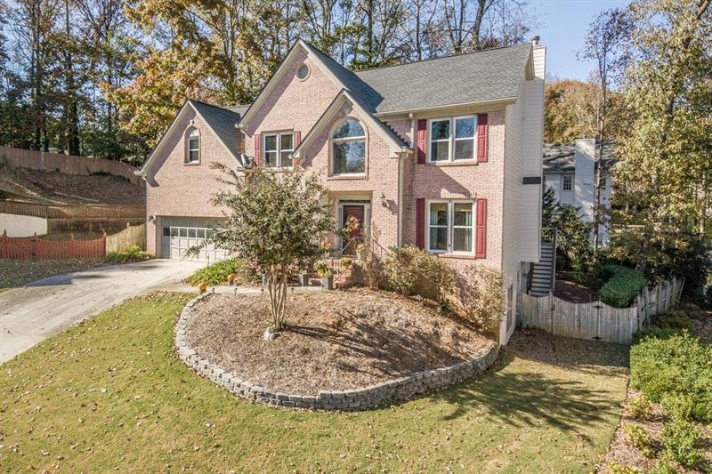 Curb view of cul-de-sac home