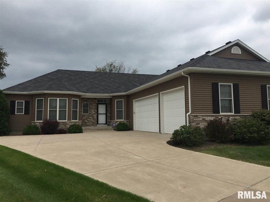 1922 E 50th Ct, Davenport, IA 52807 - photo 1