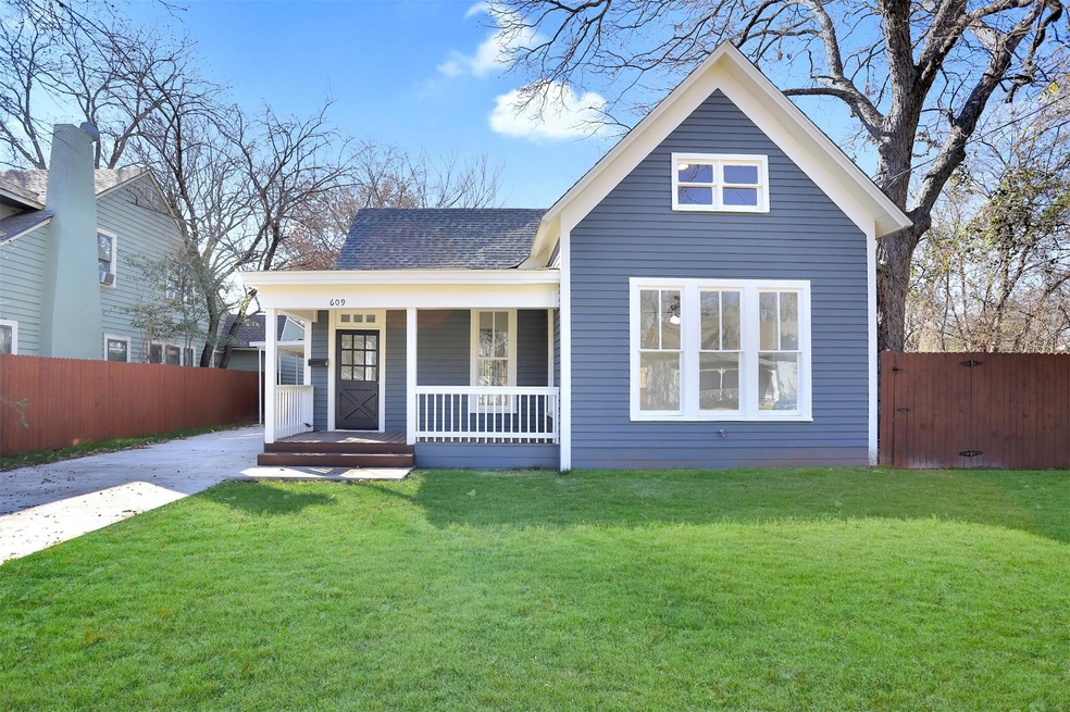 609 N Gaines St, Ennis, TX 75119 - photo 1