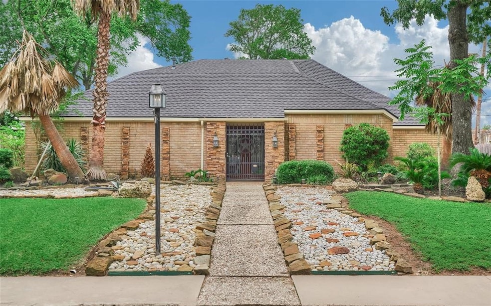 214 Briar Hill Dr, Houston, TX 77042 - photo 1