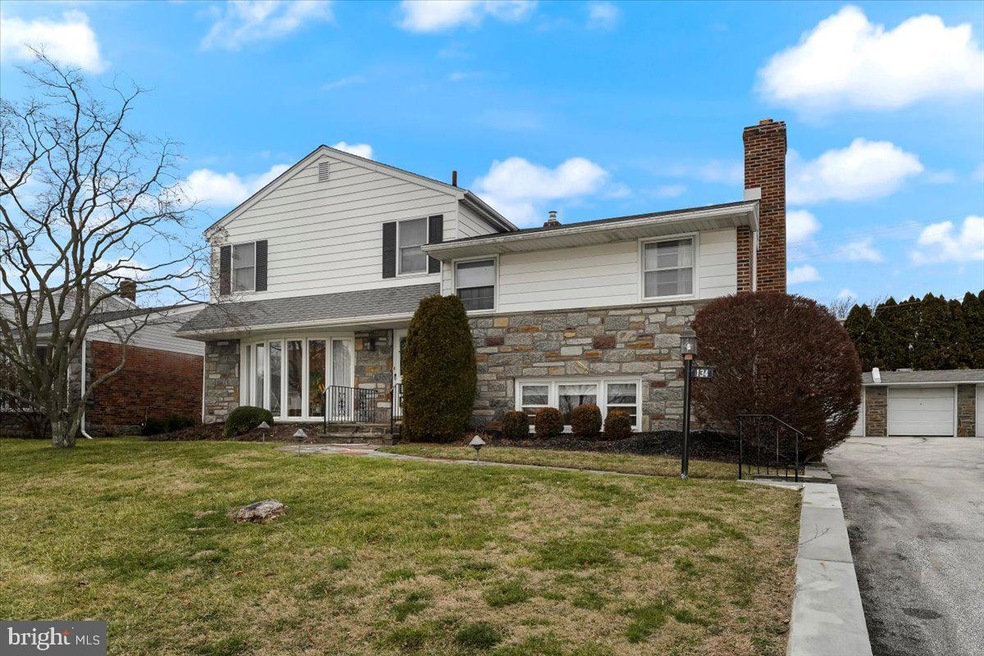 134 Greenbriar Ln, Havertown, PA 19083 - photo 1