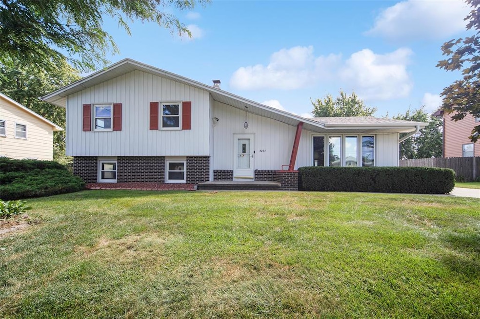 4237 62nd St, Urbandale, IA 50322 - photo 1