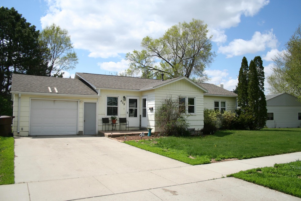 409 N Marshall St, Mitchell, SD 57301 - photo 1