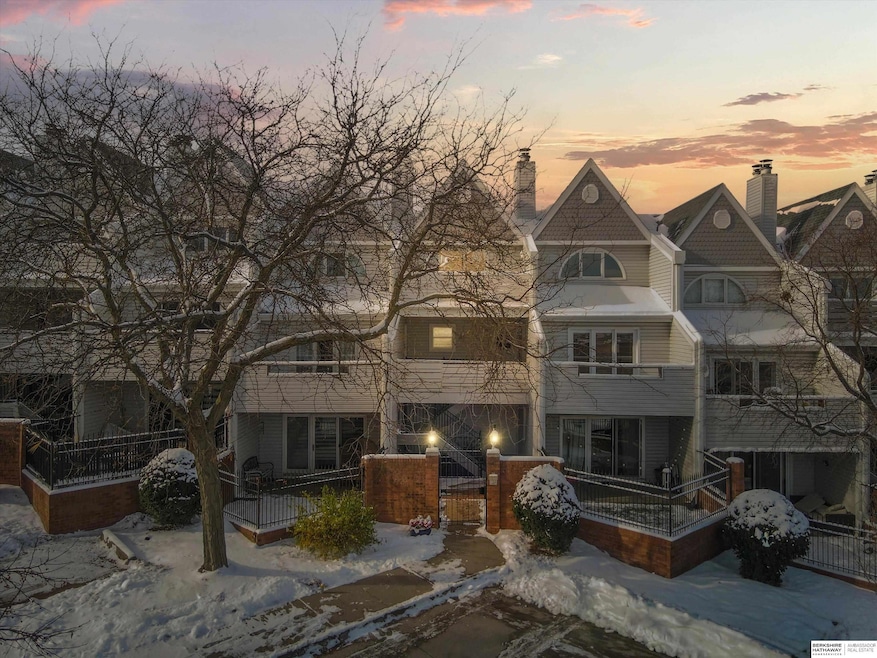 104 S 37th St unit 3, Omaha, NE 68131 - photo 1