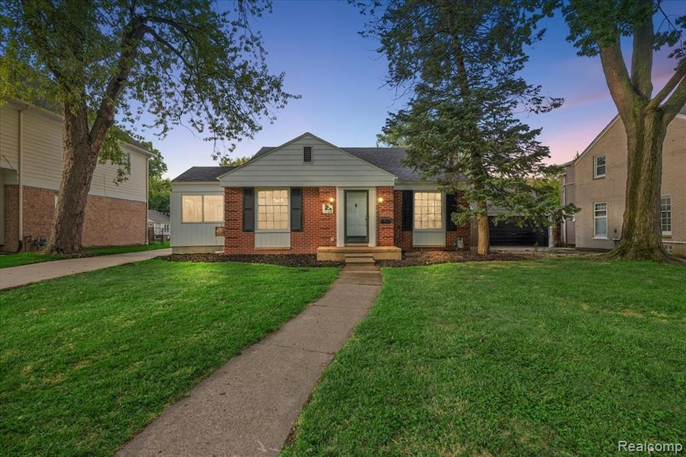 1108 Roslyn Rd, Grosse Pointe Woods, MI 48236 - photo 1