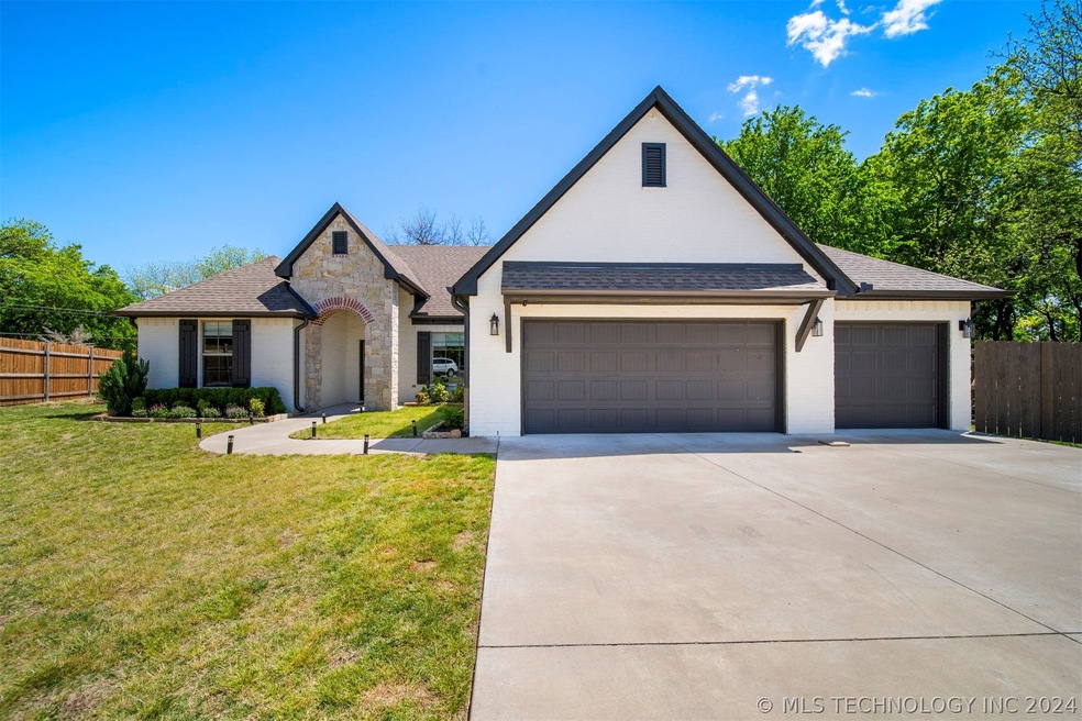 506 Castle Pines Cir, Claremore, OK 74019 - photo 1