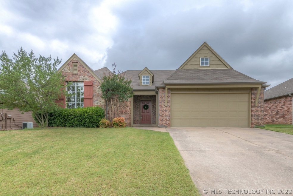 Adorable home in Churchill Park! So updated and cu
