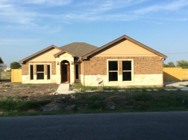 1910 Jones Rd, Beeville, TX 78102 - photo 1