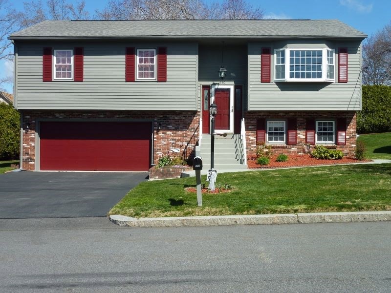 Well maintained home, freshly painted exterior, ir
