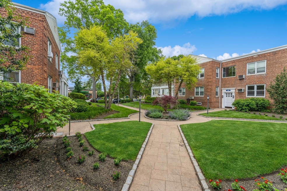 Hewlett Park unit B20, Hewlett, NY 11557 - photo 1