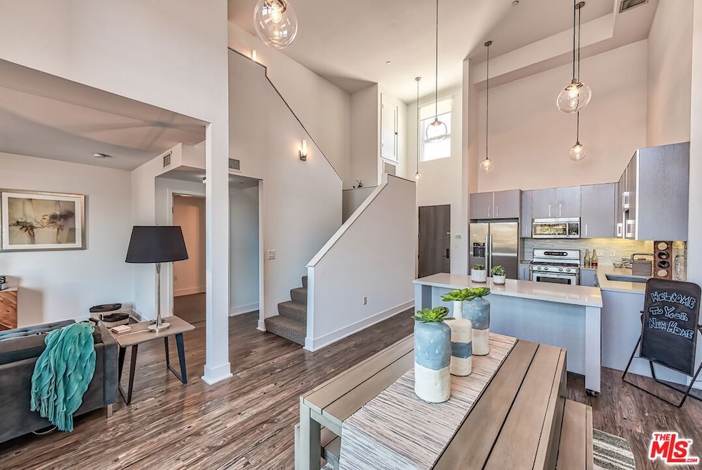 1168 S Barrington Ave unit 603, Los Angeles, CA 90049 - photo 1