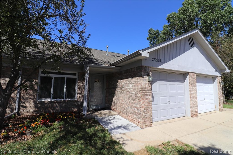 Newer built super sharp & clean ranch brick condo.