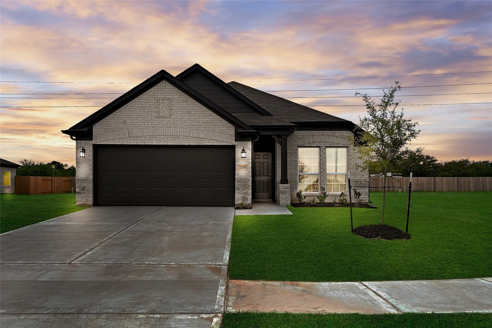 Welcome home to 2198 Reed Cave Lane located in the community of Forest Village and zoned to Conroe ISD. 

