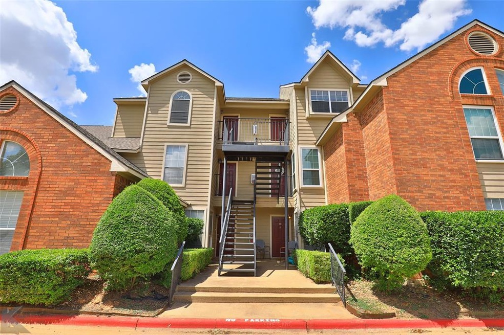 Welcome to this beautiful 2nd floor condominium!