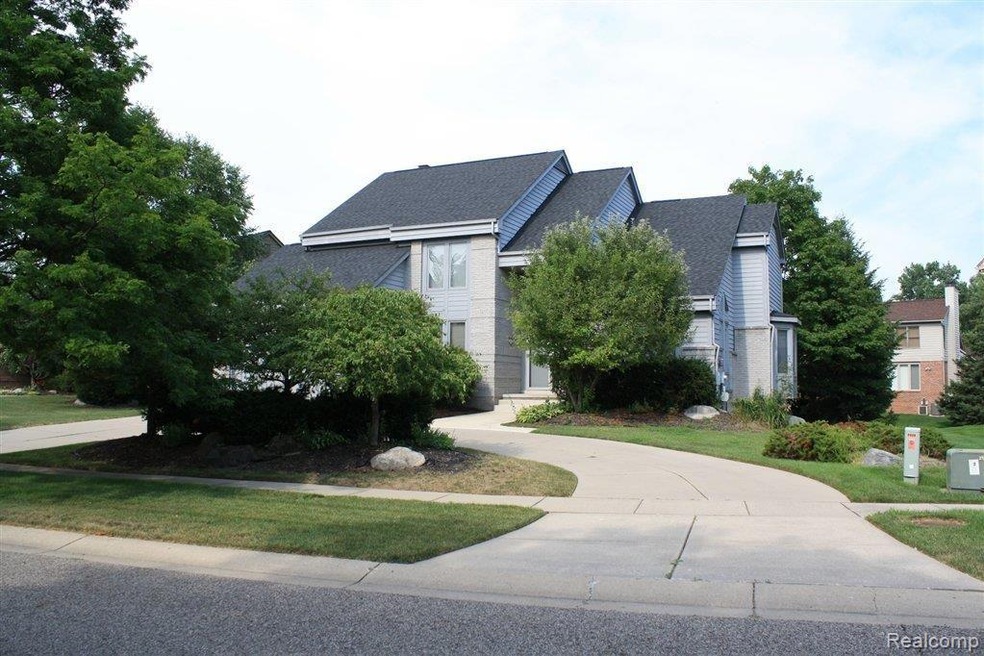 7314 Woodlore Dr, West Bloomfield, MI 48323 - photo 1
