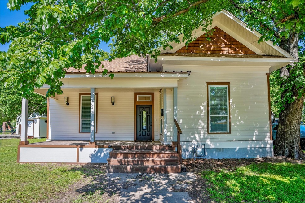 403 S Lindsay St, Gainesville, TX 76240 - photo 1