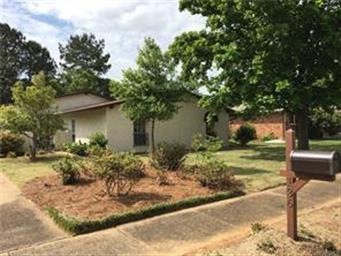 Well manicured front lawn.