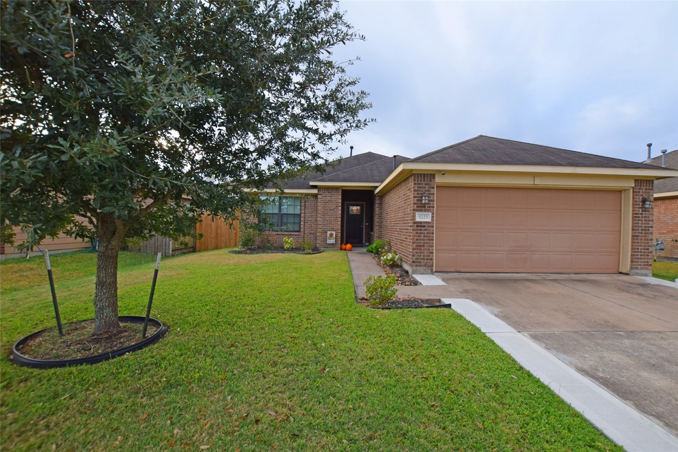 5225 Mcgrath Dr, Alvin, TX 77511 - photo 1