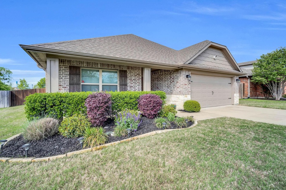 205 Baker Dr, Ennis, TX 75119 - photo 1