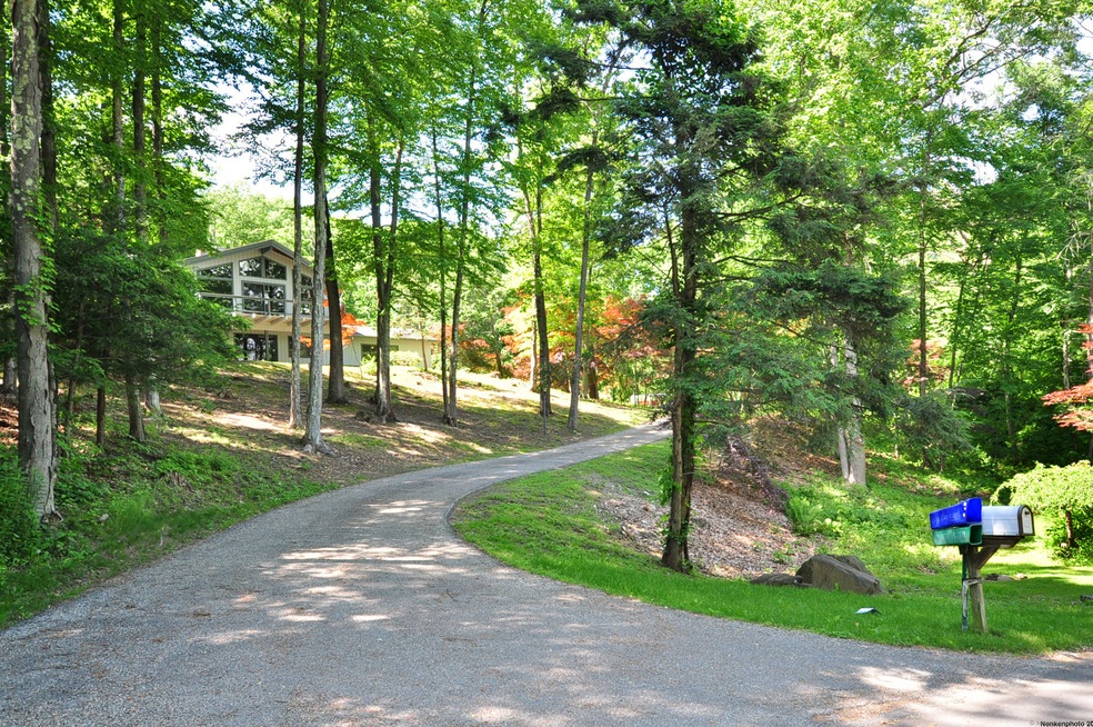 16 Stuart Dr, Bloomfield, CT 06002 - photo 1