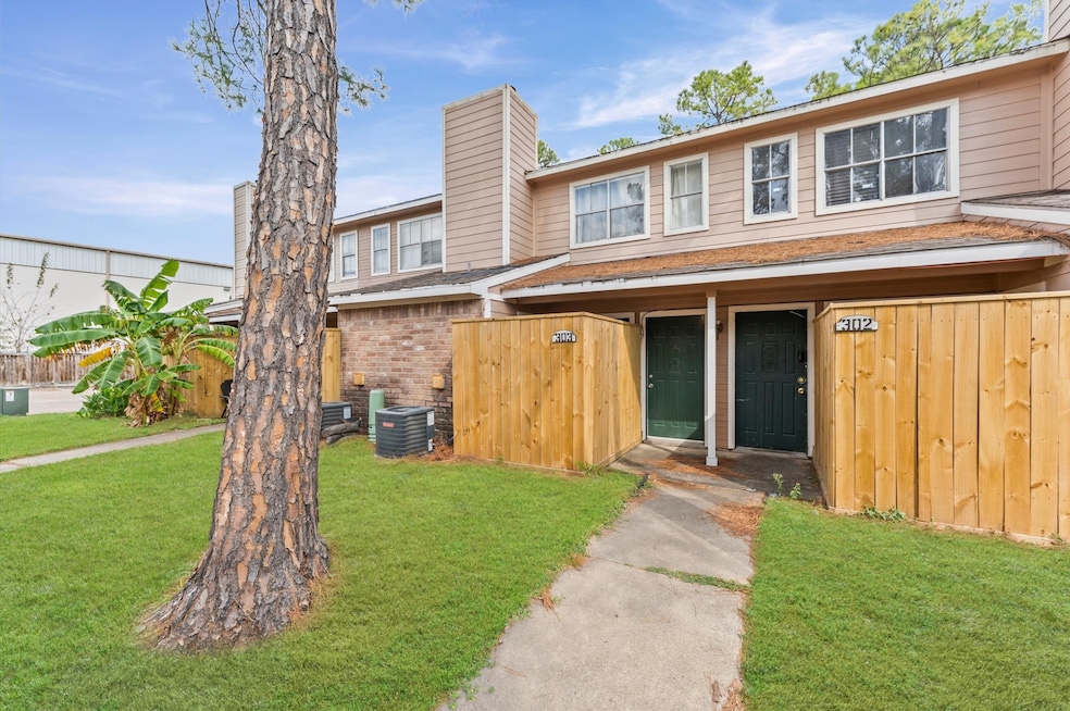 7402 Alabonson Rd unit 303, Houston, TX 77088 - photo 1