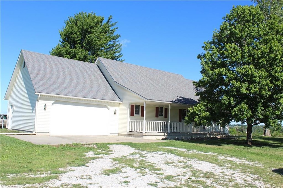 404 S Prairie Ln, Raymore, MO 64083 - photo 1