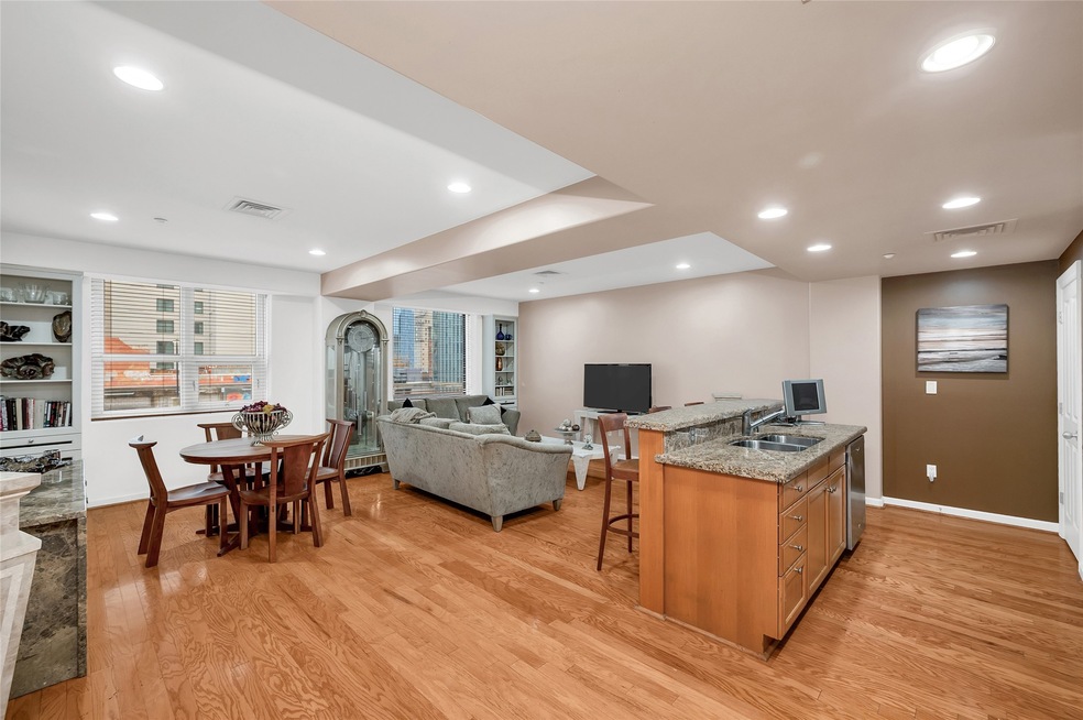 Rare 1 bed/1 bath at Commerce Towers, Downtown Hou