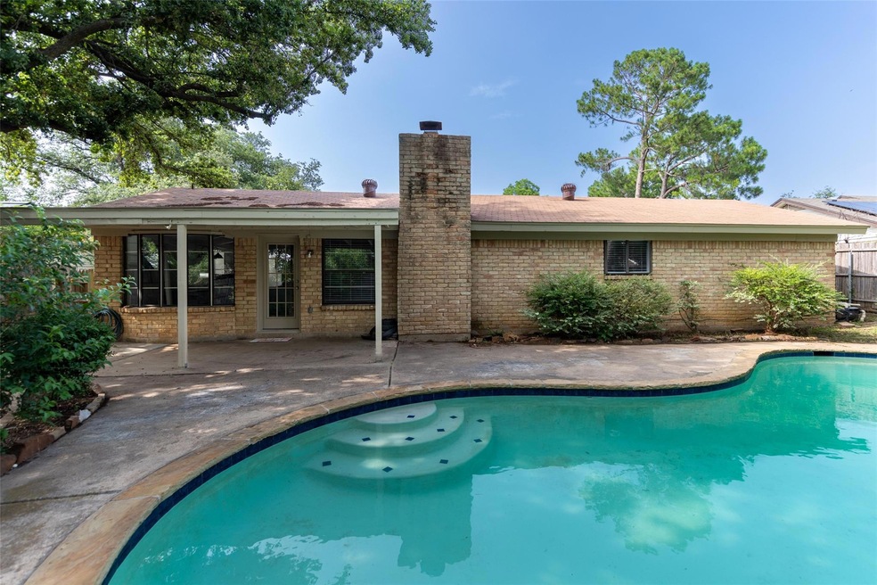 209 E Louella Dr, Hurst, TX 76054 - photo 1