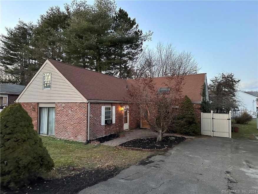 11 Granada Dr, Waterbury, CT 06704 - photo 1